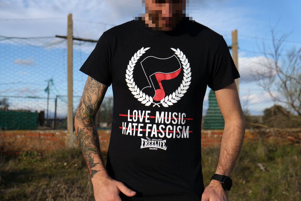 Camiseta Love Music hate fascism