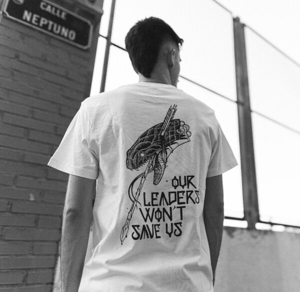 Camiseta Our leaders wont save us - AWT