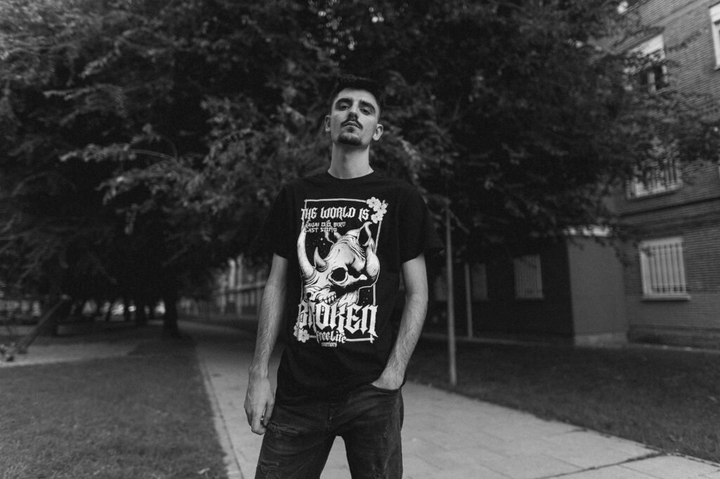 Camiseta "THE WORLD IS BROKEN" (Kauai o´o Bird)