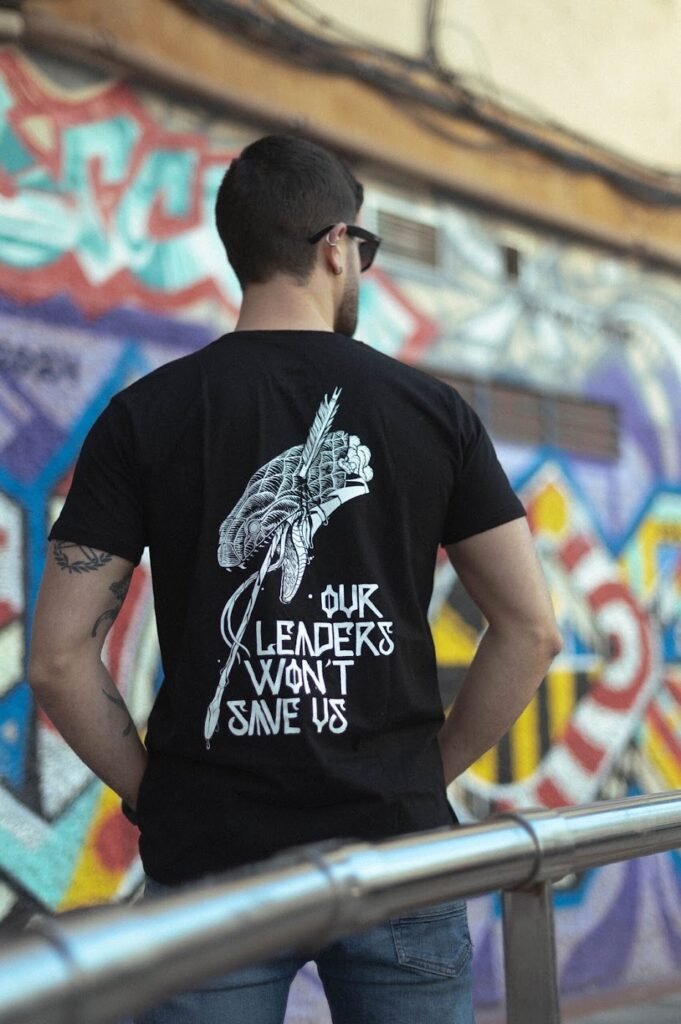 Camiseta negra con estampado de serigrafía en la espalda