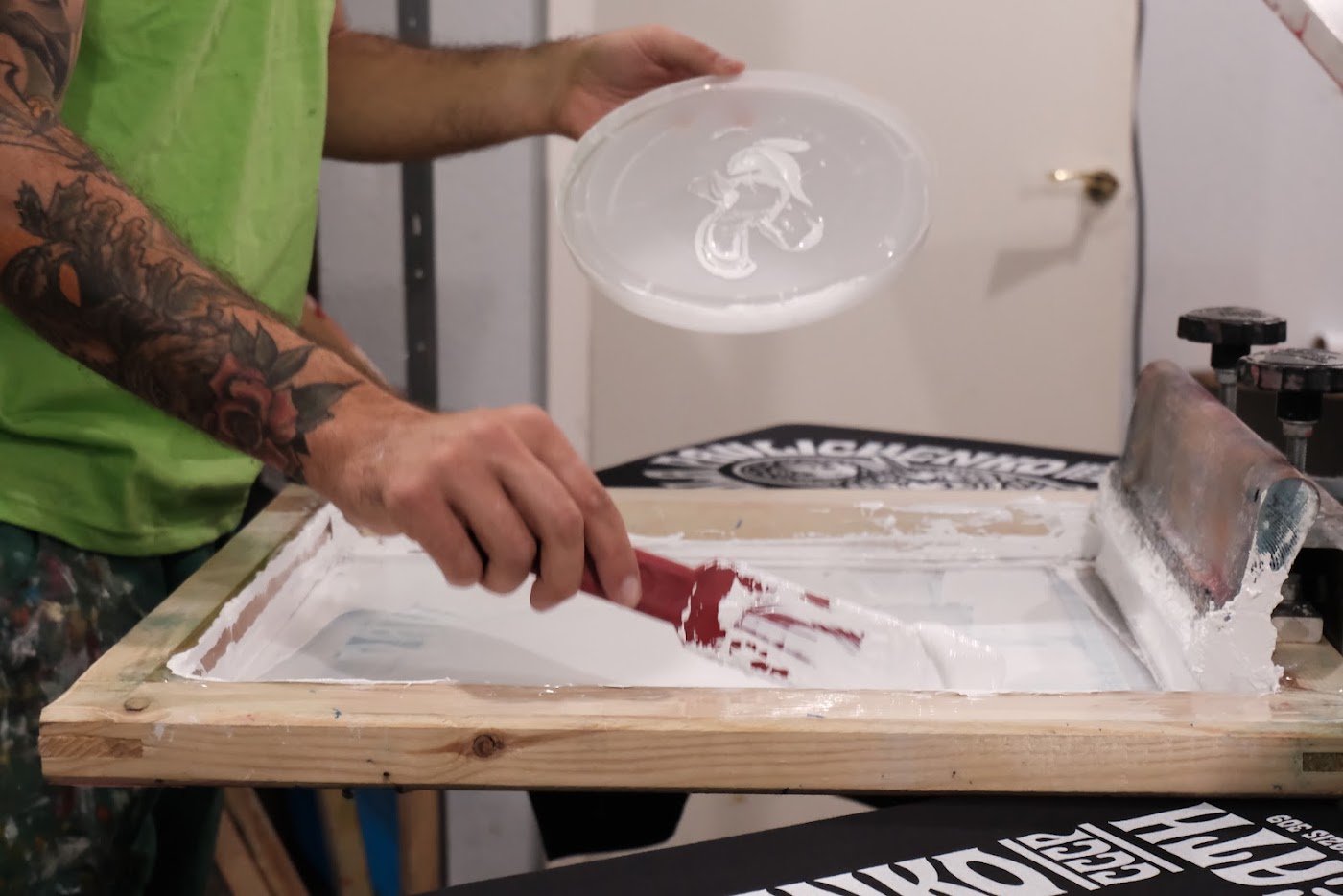 Cómo revelar una pantalla de serigrafía paso a paso